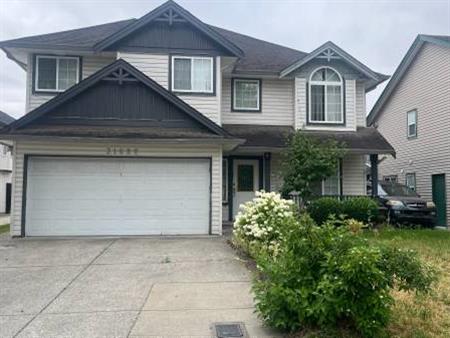 Large 4 Bedroom Upper in West Abbotsford