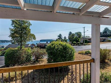 1/2 Duplex with Ocean Views of Departure Bay