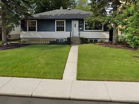 Charming Bungalow with Hot Tub close to DT | Calgary