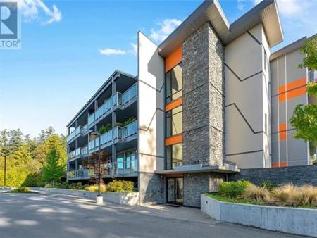 Large spacious condo in North Saanich