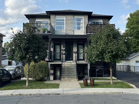 4 1/2 à louer à Longueuil situé à 10 minutes à pied du Métro