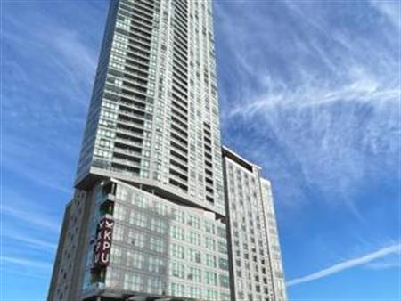 $2,100 / 1br - 679 sqft - Surrey Central large 1 bed + den suite