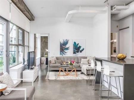 AMAZINGLY WIDE 2 BDRM LOFT WITH 10 FT CEILINGS IN KING WEST!