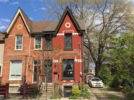 Large 3 Bedrooms 2 Baths Victorian House in Leslieville