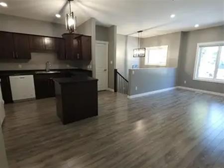 2Bd + Den Main Floor/ garage/ 5 min walk to river/ patio | Saskatoon