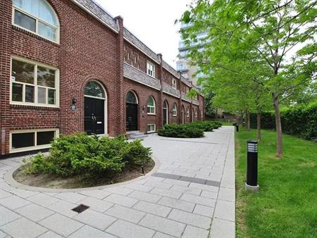 Balliol & Davisville Townhomes | 207 Davisville Avenue, Toronto