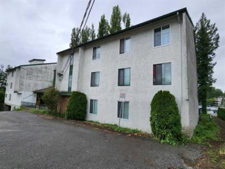 2 Bed Corner Unit in Central Abbotsford