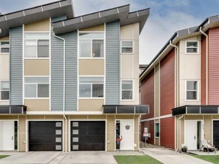 3BD 2.5BA Modern Townhouse Thetis Heights NOV 1 / Pet Friendly