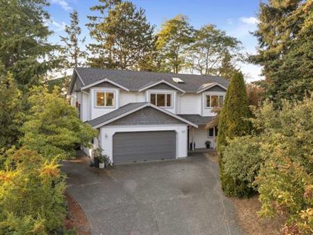 Beautiful family house with huge decks and backyard near UVic