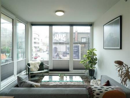 2BD 2BA Bright corner Gastown unit in the heart of the city