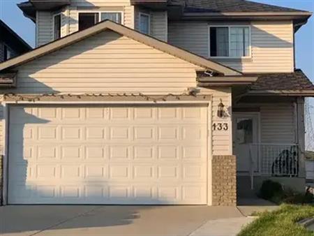 Massive 3 Bed, Den, Bonus room, kitchen, dinning, front 2x garage, huge backyard | Calgary