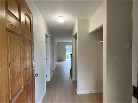 3beds 1.5baths side by side duplex