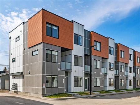 $500 INCENTIVE! Pet Friendly, Modern 3 Bedroom Townhouse | Calgary