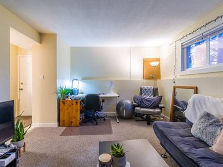 Bright Studio Suite near Long Lake and Country Club Centre