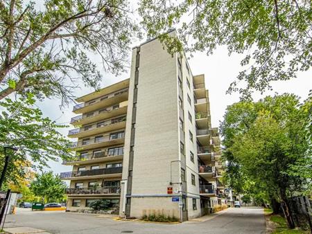 Landmark Apartments | 2493 Lakeshore Boulevard West, Toronto