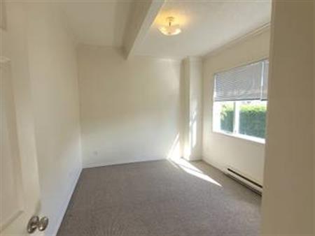 Charming 2 Bed and Den in Vic West