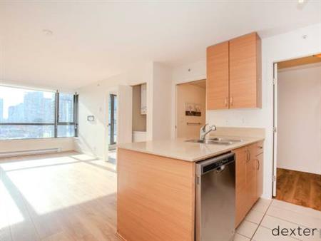 Yaletown | Unfurnished 1 bed + den 1 bath at Yaletown Park 1