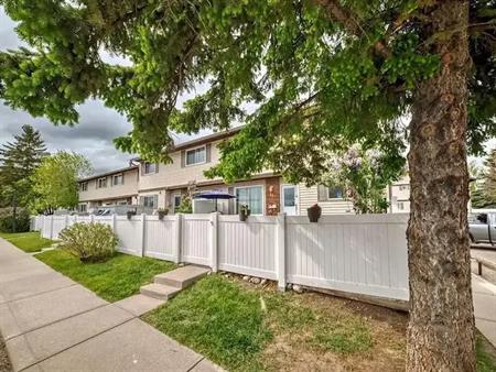 2 bedroom townhouse with finished basement sw Calgary | 740 Bracewood Drive Southwest, Calgary