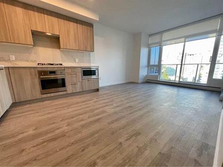 Surrey Central one-bedroom apartment，3 minutes walk from skytrain