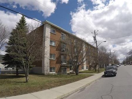 4 1/2 , 2 chambres a coucher, LONGUEUIL. Stationnement. 1er Décembre