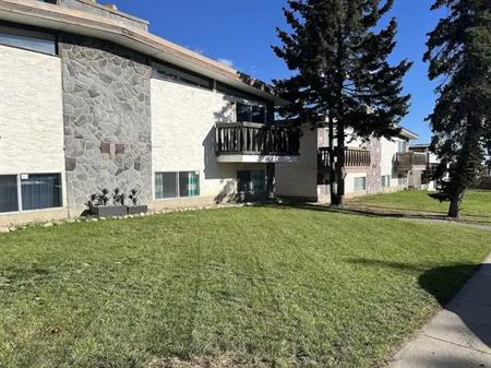 Price drop! Spacious 3 bed 1.5 bath, wood fireplace, locking single garage | 1 - 7536 Hunterview Drive Northwest, Calgary