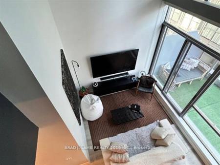 2 Floor Downtown Loft - 1bed/1.5 Bath