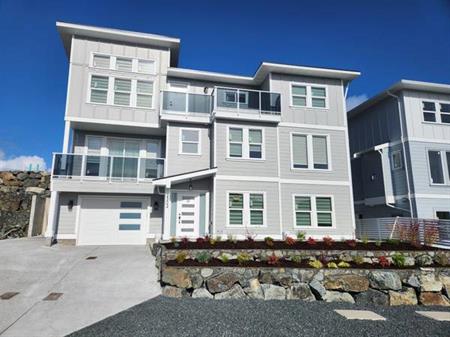 Stunning 3-BR + Den Main Suite with Ocean & Mountain Views