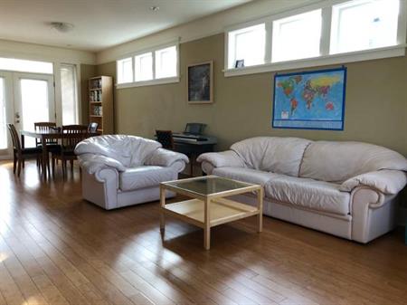 Beautiful Furnished Newer Home in Fairfield/Oak Bay