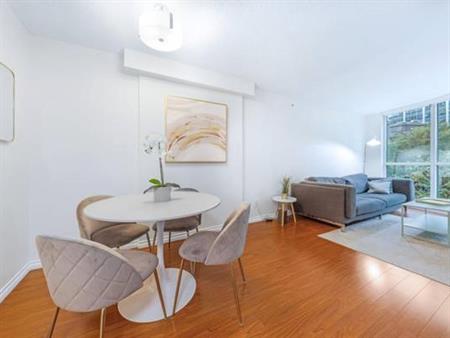 Chic One Bedroom in Downtown Vancouver- Coal Harbour