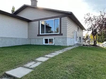 Bright duplex with Fully developed Bsmt. Great loc. | 59 Templemont Rd. NE, Calgary