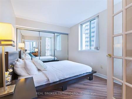 38 Elm St Very spacious modern feel yonge/dundas sq