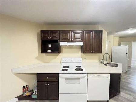 South Surrey walk-out 3 bed + 2 bathroomground level suite !! (Surrey)