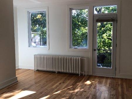 4 ½ Rosemont lumineux semi-meublé+chauffé à louer dans un beau quartier paisible 1,850$/mois