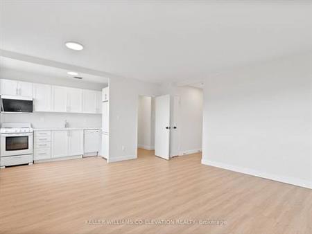 Bachelor Apartment for Lease – Woodbine / Danforth