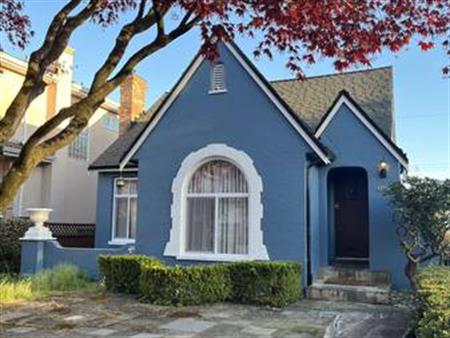 Nice house 4 bedrooms 2 bath locate in marpole W70 Ave and granville