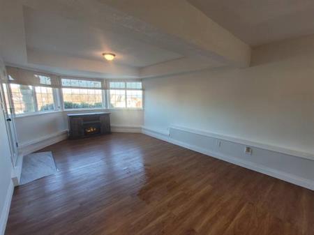 2 Beds 1 Bath Bright Suite