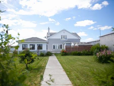 Majestic 4 Bed 4 Bath Home in the Center of Geraldton Ontario