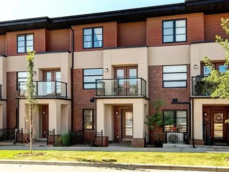 Spacious 3 bedroom, 3 bathroom townhome with double garage | 29 Aspen Hills Green Southwest, Calgary