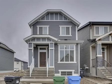 Mahogany 4 Bed 3 Bath Cozy House | Calgary