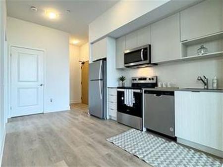 Hurontario & Burnhamthorpe Brand New 2Bdrm Corner Unit 1Locker 1Parki