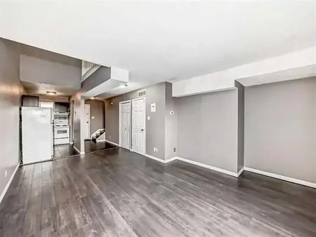 2 Bedrooms townhouse closed to Downtown | Calgary