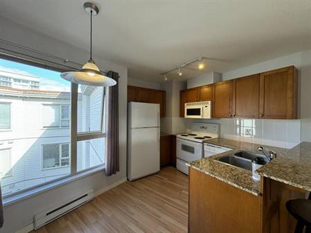 2bd + 1 Bath Top Floor Unit 3089 Oak Street