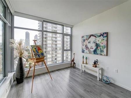 Newer 1 Bedroom at the Popular Triomphe with Amazing Amenities!