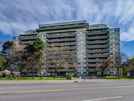 Royal Tower | 121 Agnes St., Mississauga