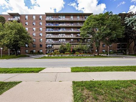 Royal Court | 190 Dudley Avenue, Thornhill