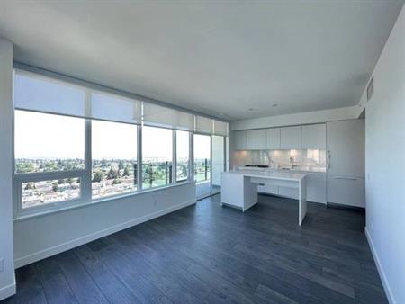 Comfort & Style: 2 Bed 2 Bath Corner Unit in Metrotown Maywood