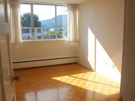 1 BEDROOM- Mountain view-Ambleside Beach area