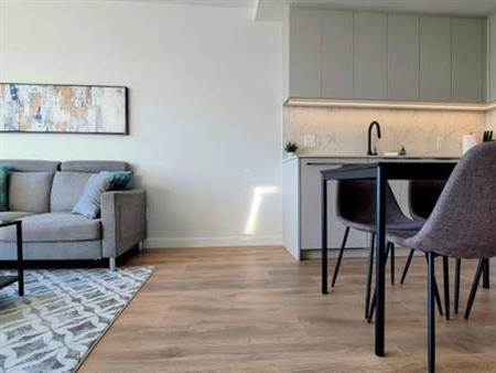 FULLY FURNISHED 🛏️🌇 1 Bed/1 Bath Modern Condo in Surrey Central