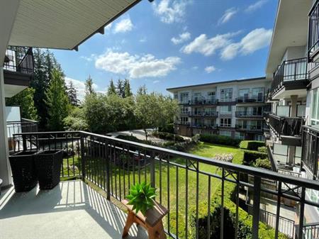 Spacious 2 Bed 2 Bath Unit Surrey West Newton