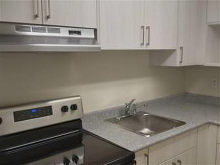 Wild Rose Apts - Renovated 2 bdm Top Floor, Corner, Faces West